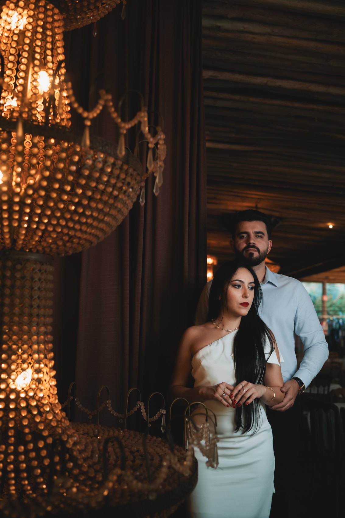 Ana Carolina e Jonathan em ambiente elegante com lustres